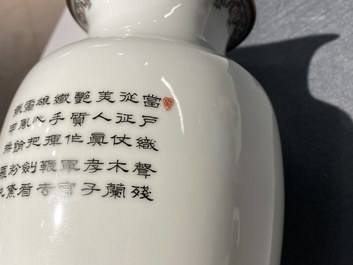 Een Chinese eierschaal porseleinen vaas met een ruiter en soldaten, Qianlong merk, Republiek